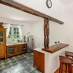 Stayvista At Catherine Cottage With Heater & Board Game