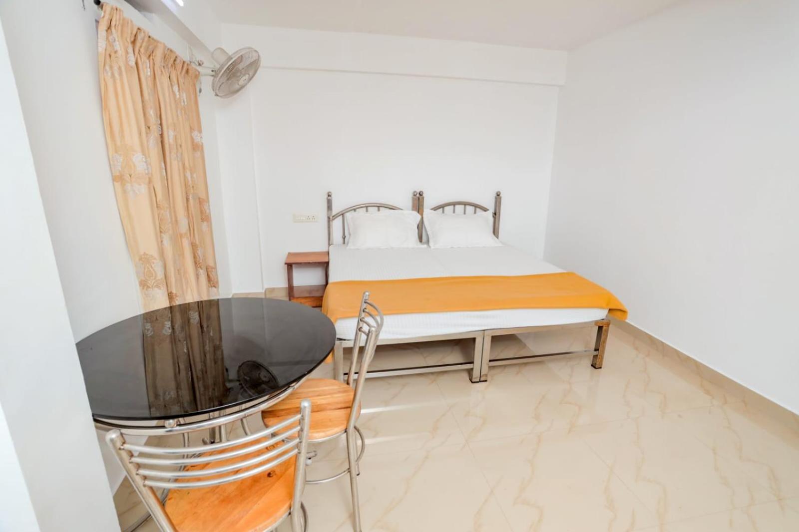 El Lora Resldency *