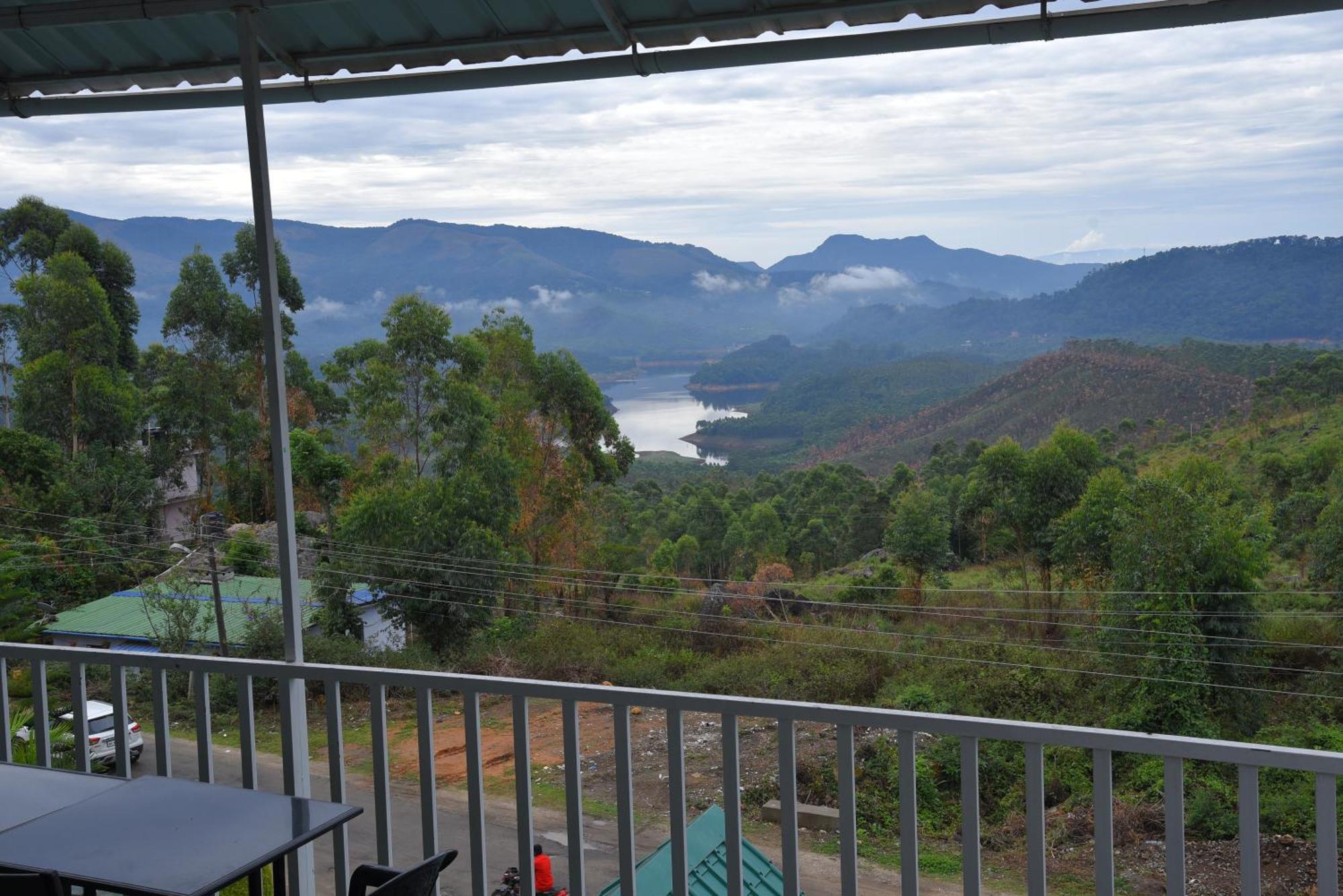 Lakezone Holiday 3* Munnar