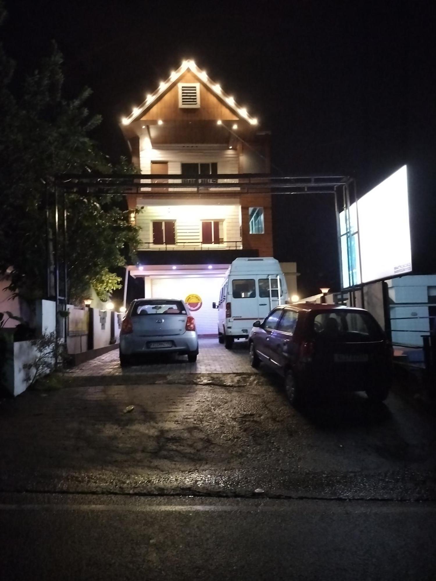 Himadri Holidays Homestay *