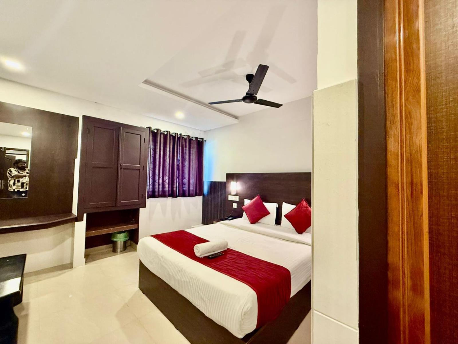 Skylark Holidays 2*