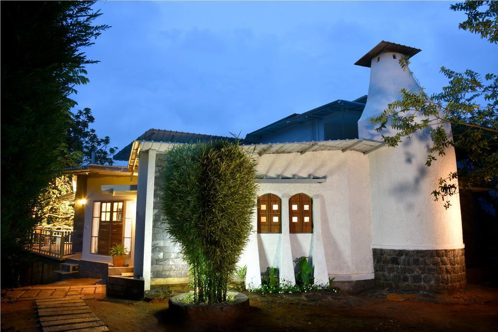 Mistletoe & Cafe * Munnar
