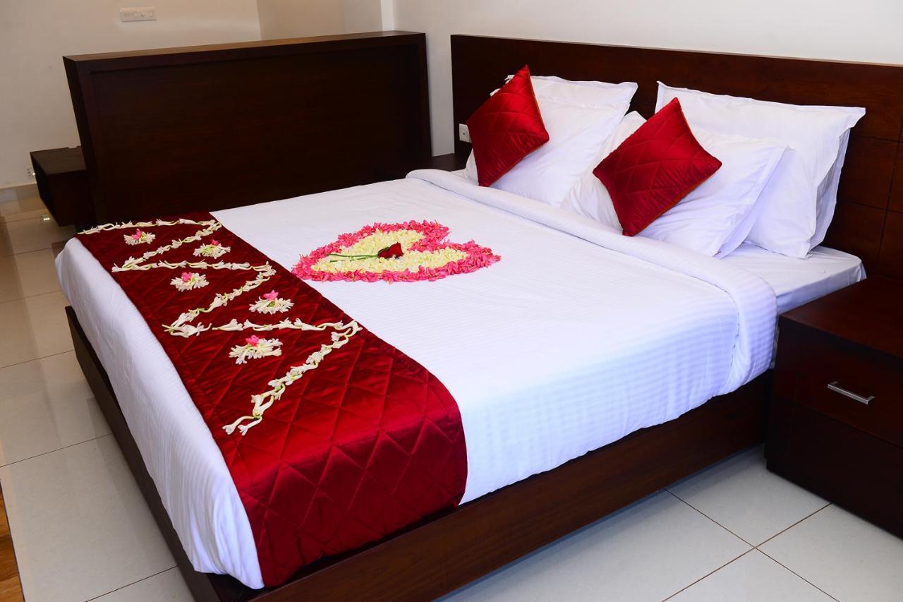 Hotel Palmtree Leaf,