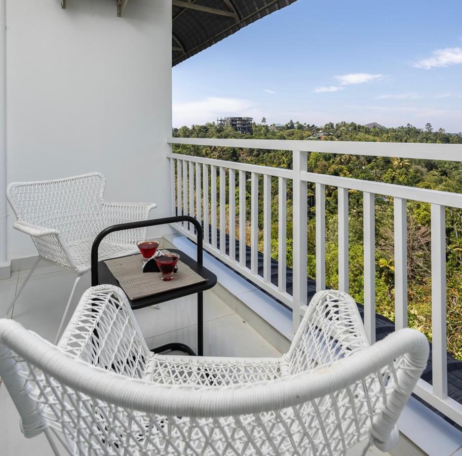 White House, Resort 4*