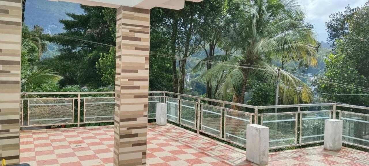 Golden Cherry Homestay *