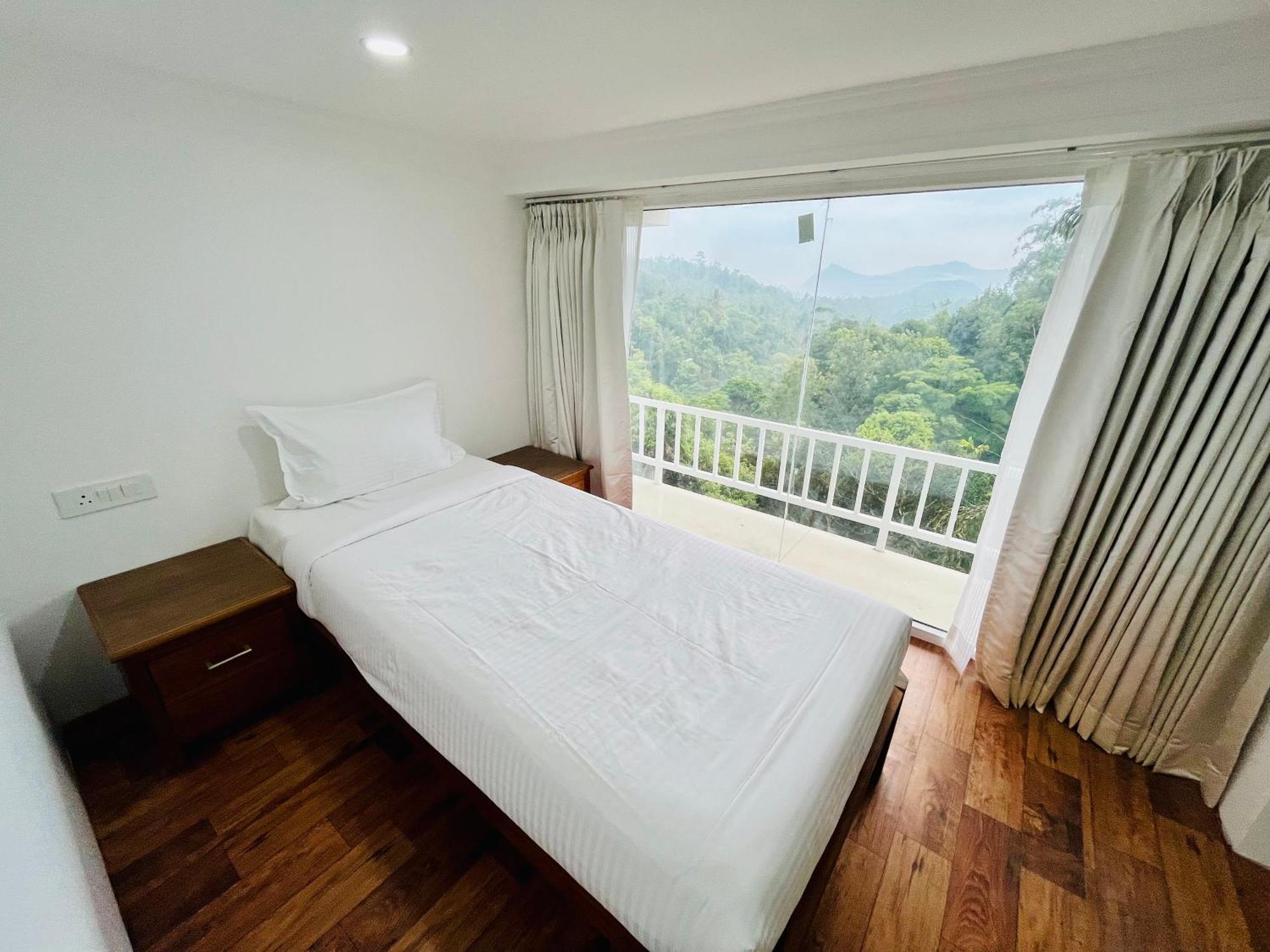 White House, Resort 4*