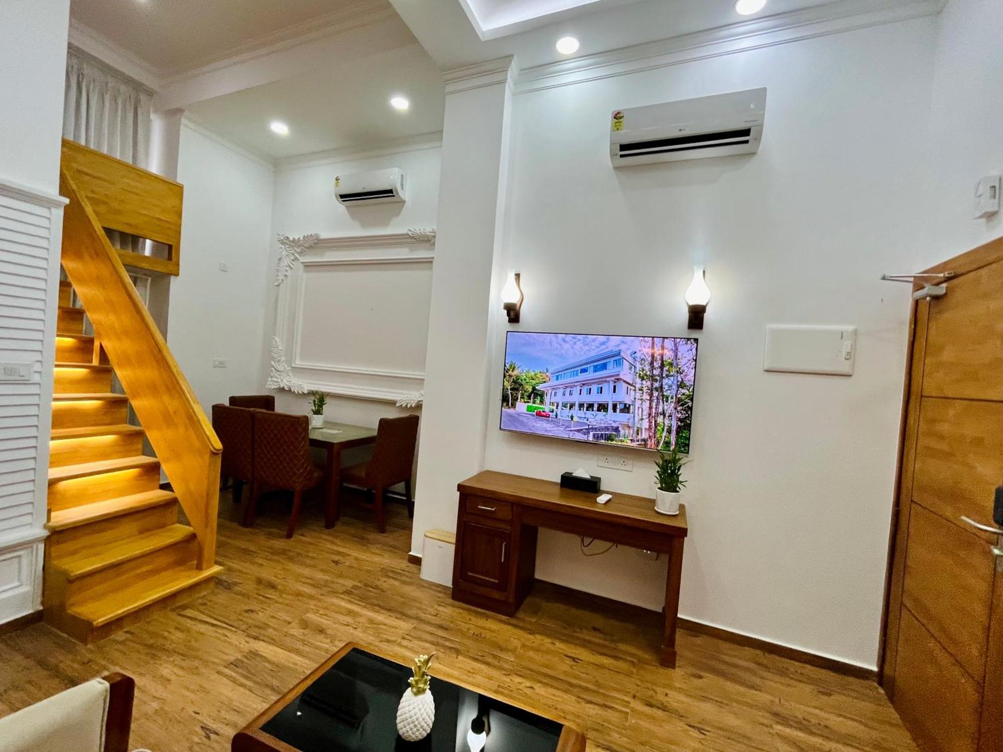 White House, Resort 4*