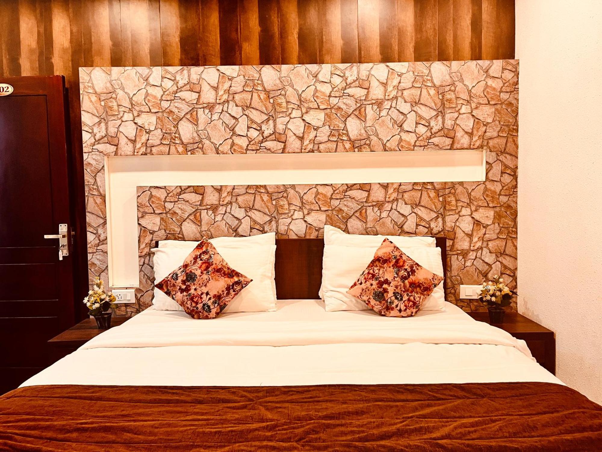 The Raarees Mist Resort, - Nested In Nature's Lap 4* Munnar