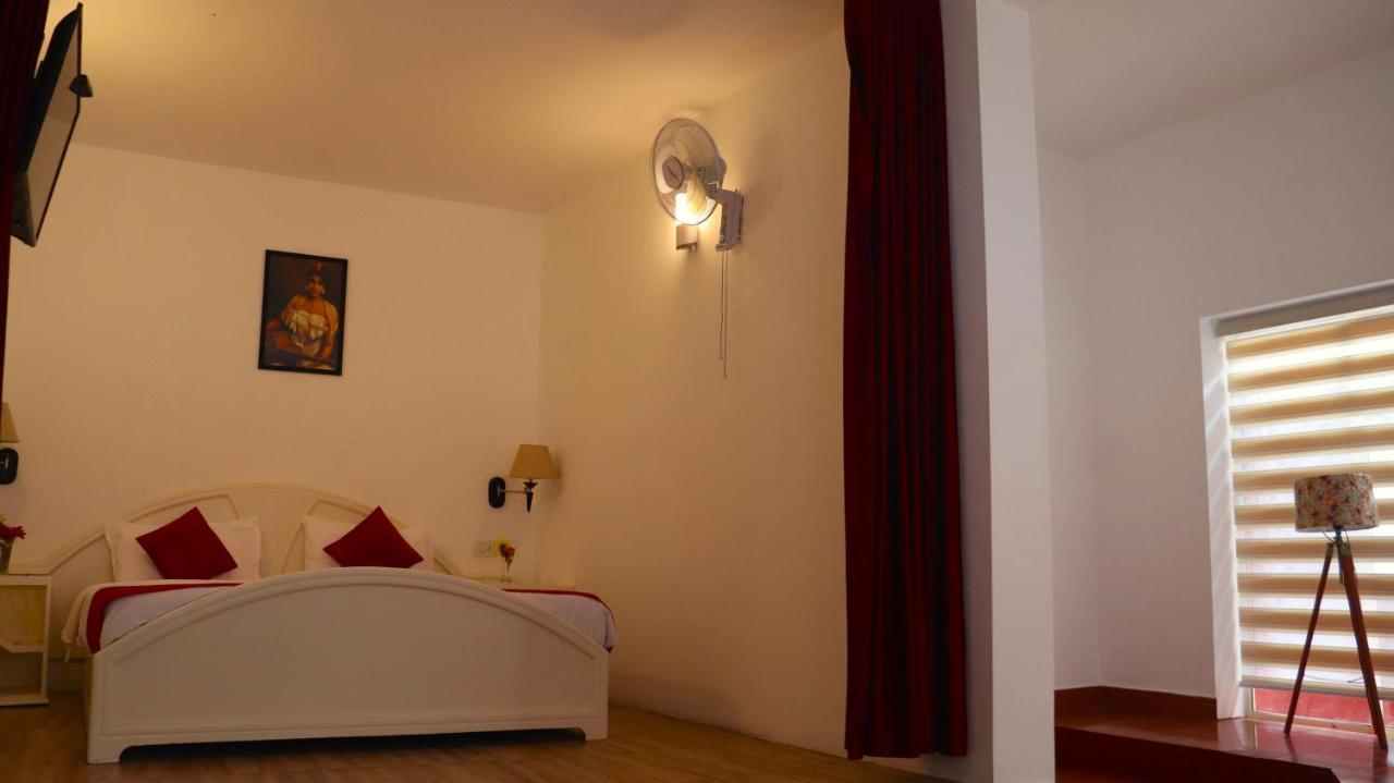 Golden Hotel *