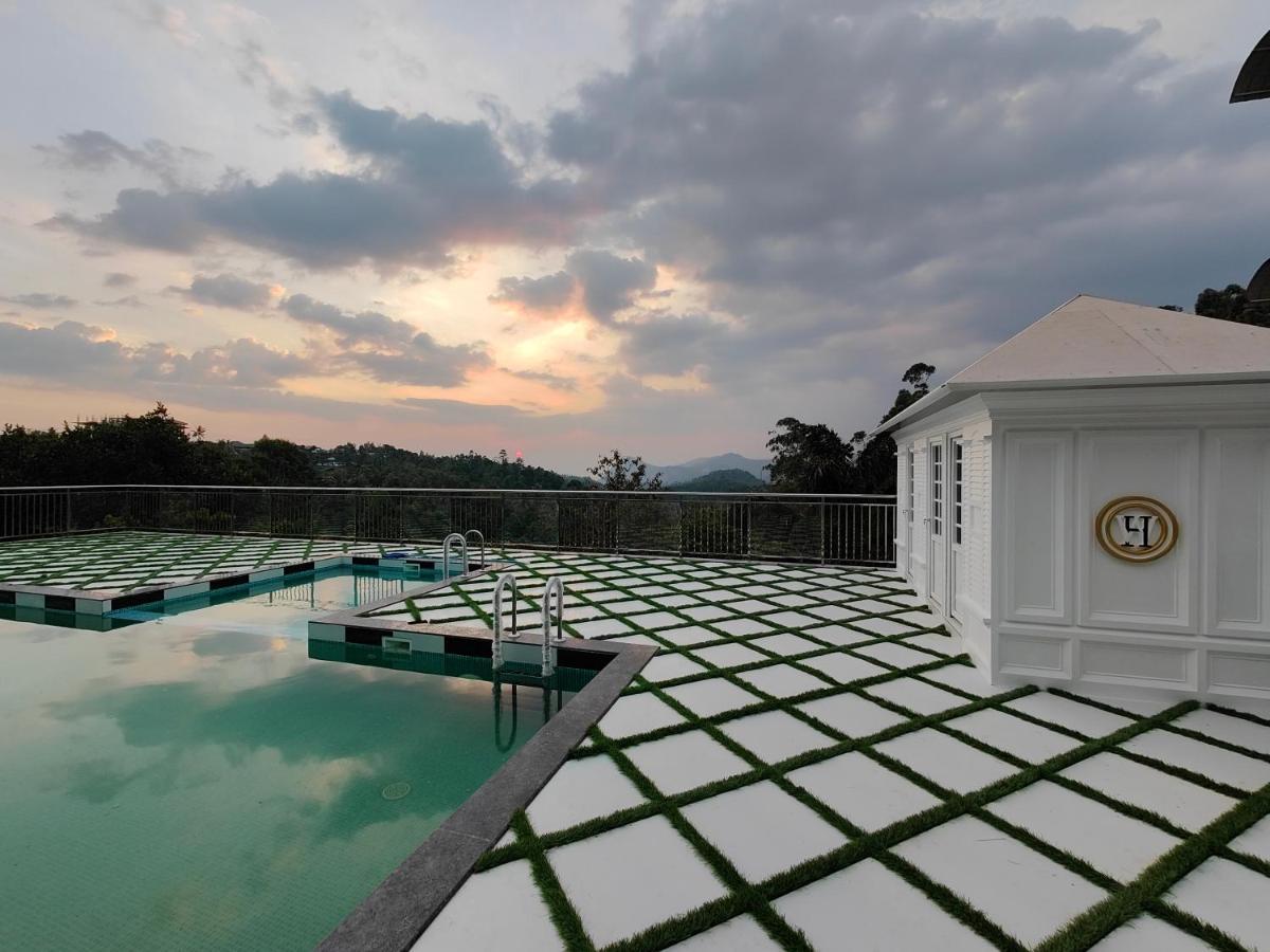 White House, Resort 4*