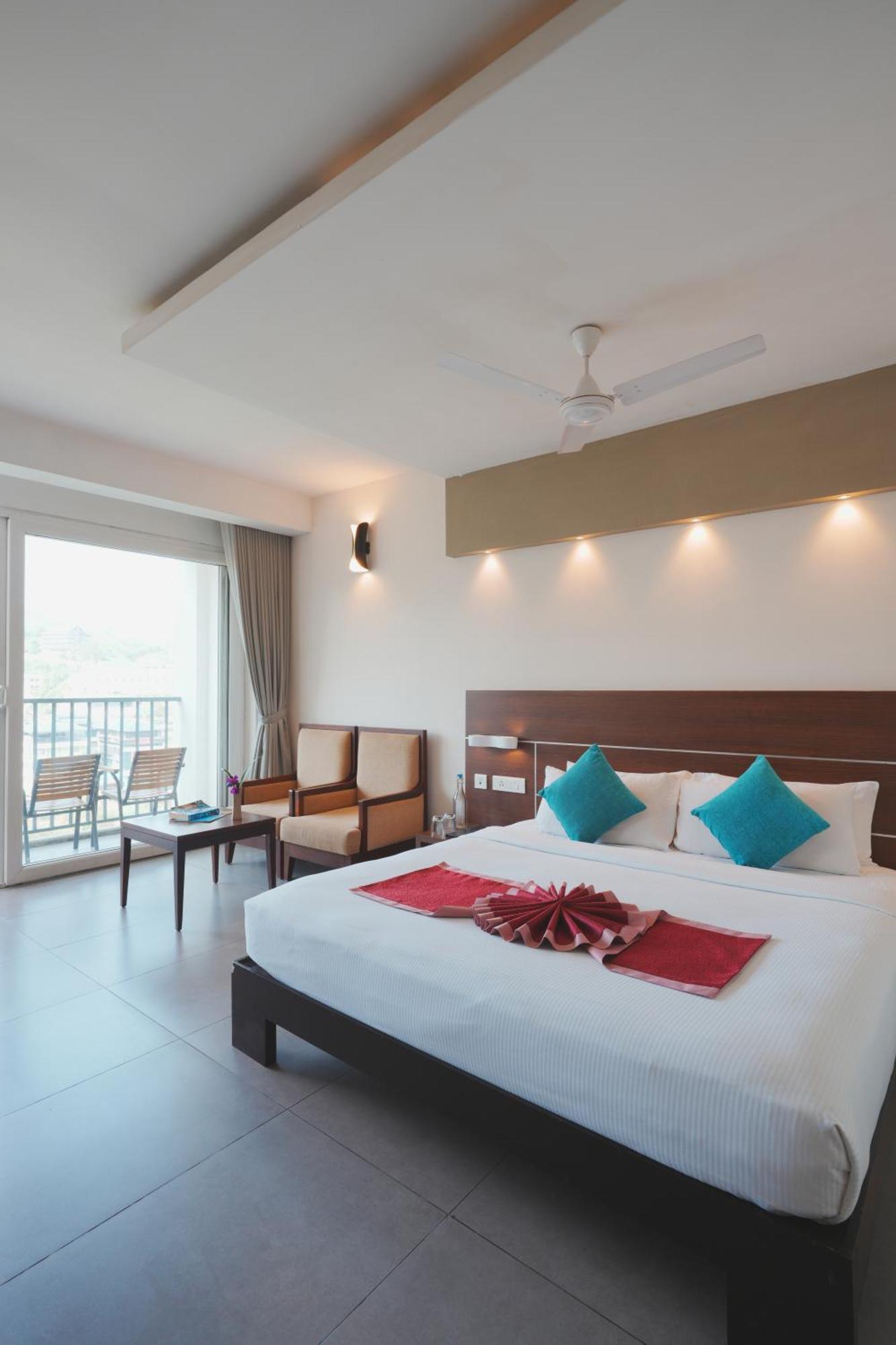 Eastend Resort 3*
