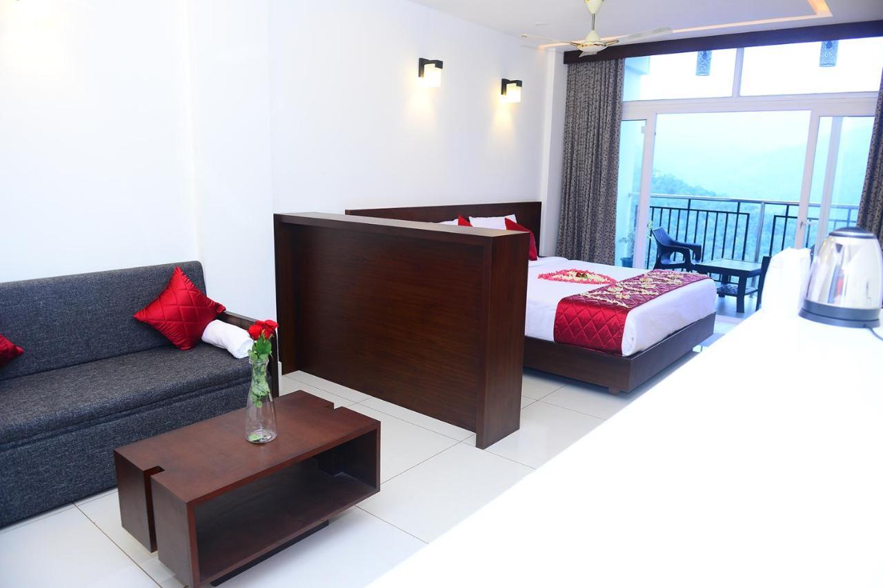 Hotel Palmtree Leaf,