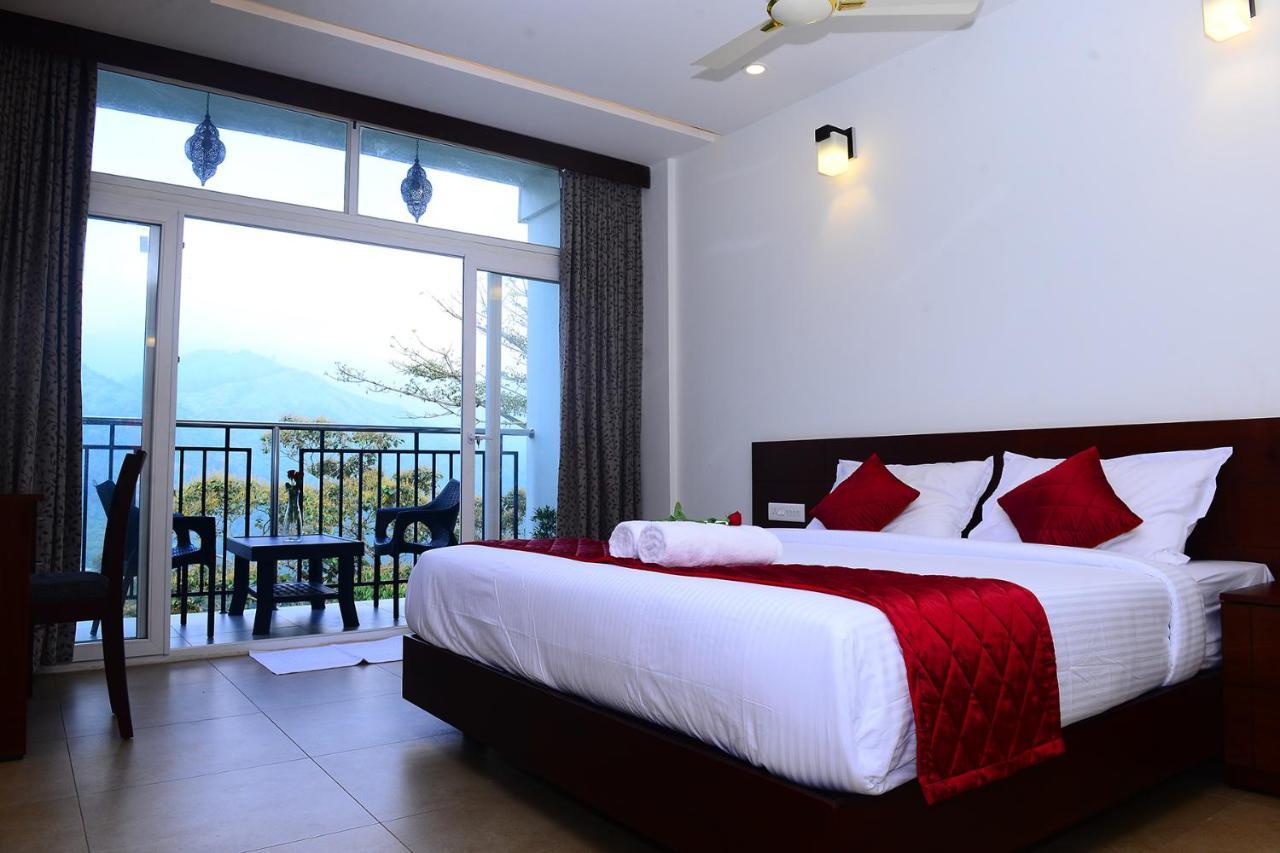Hotel Palmtree Leaf,