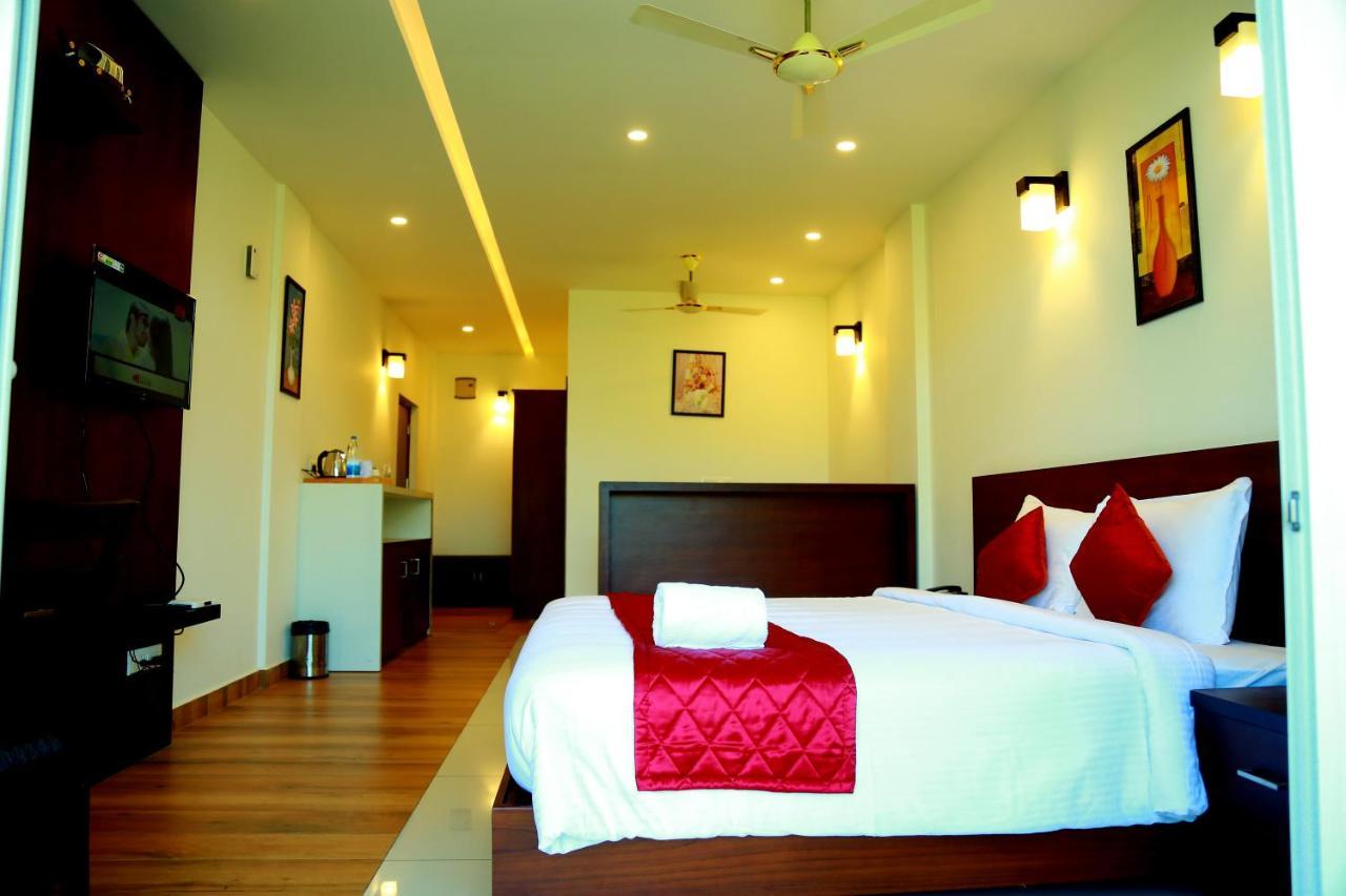 Hotel Palmtree Leaf,