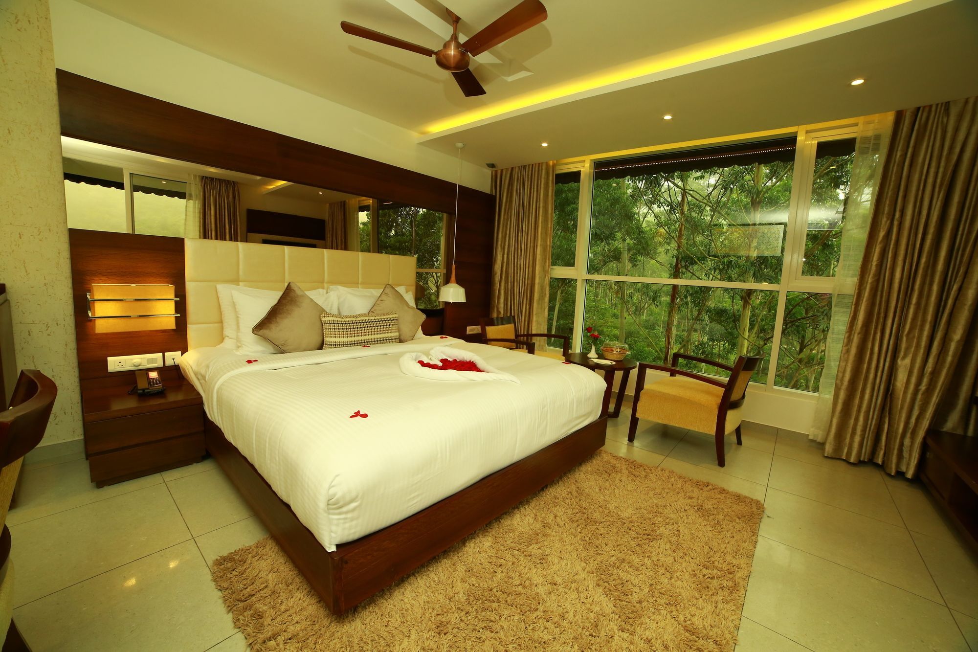 Blanket & Hotel Munnar