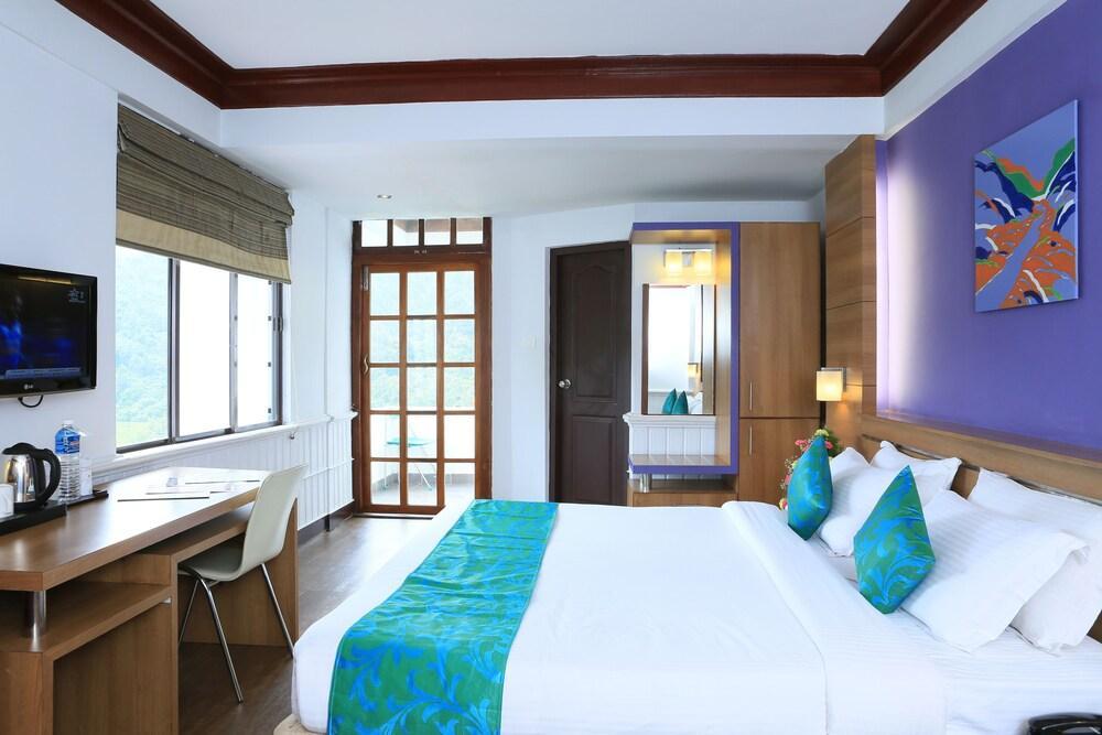 Hotel Westwood Riverside Munnar