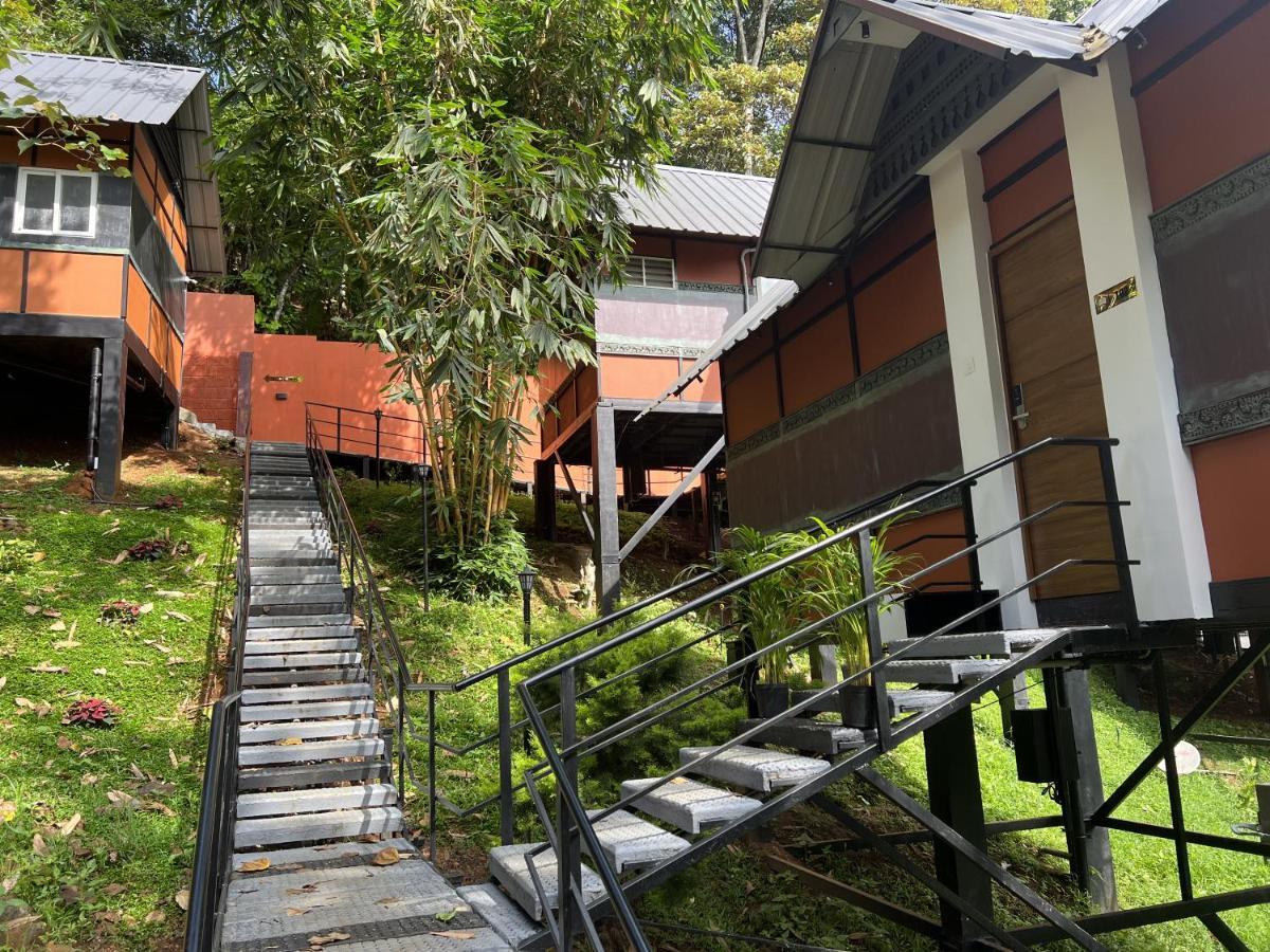 Santhi Hill View Hotel Munnar