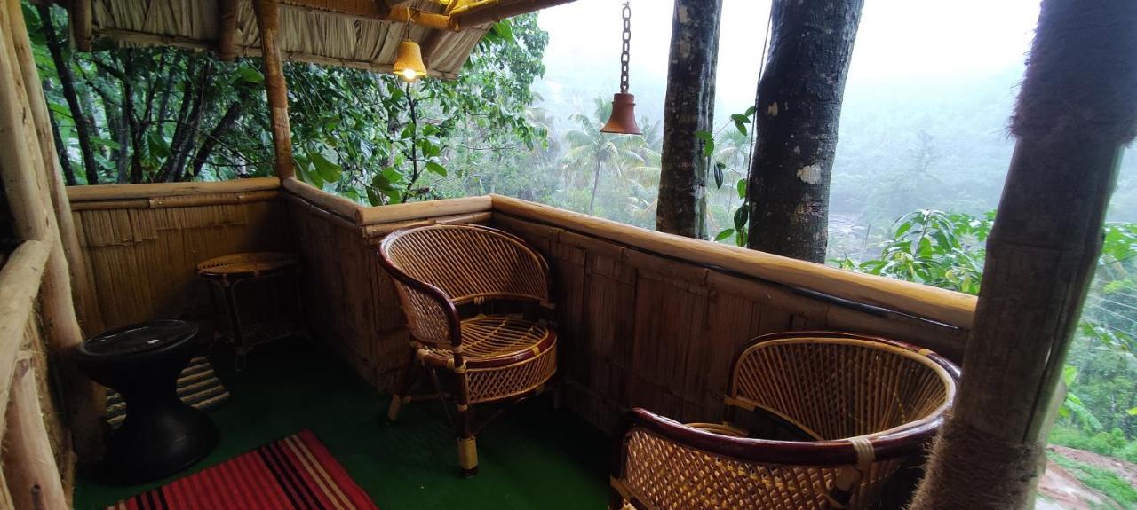 Guest house Fab - Bamboo Hut With Open Shower Munnar