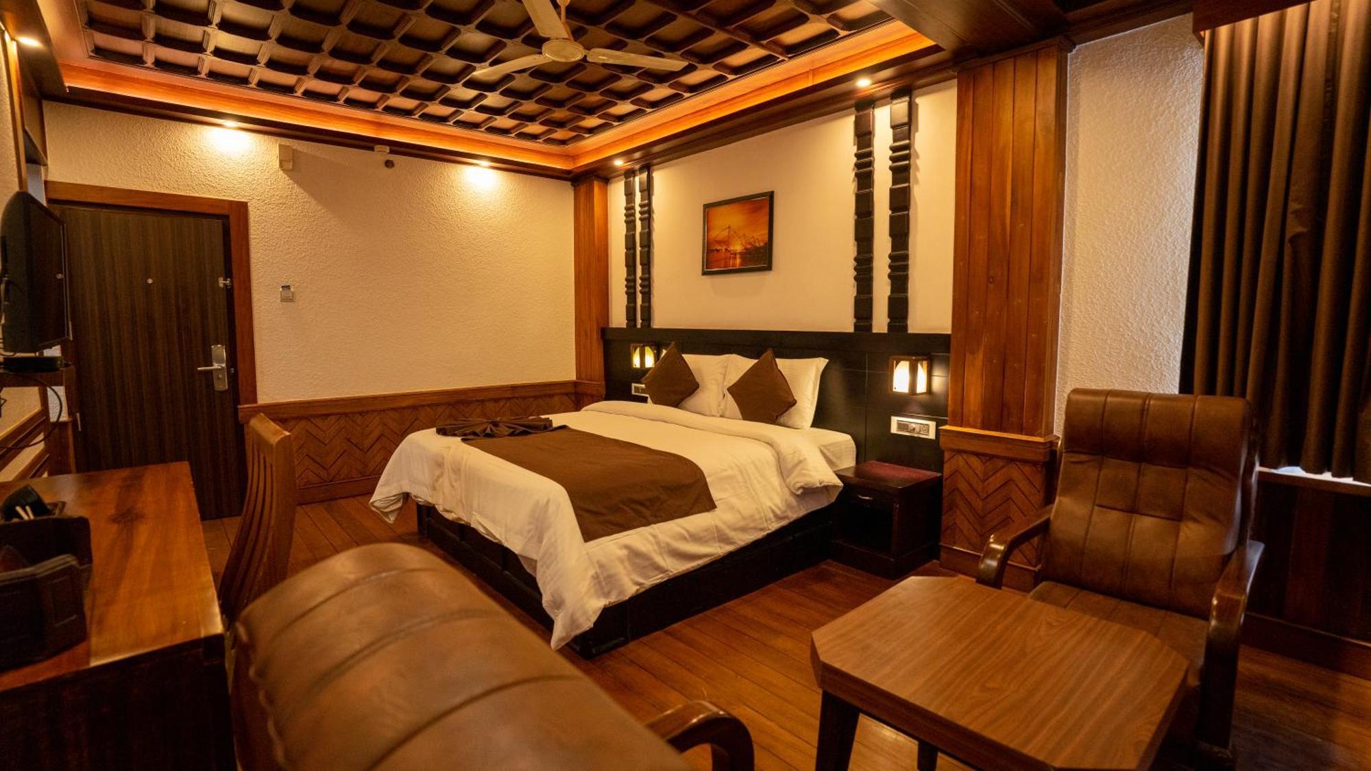 Hillview Hotel 4*