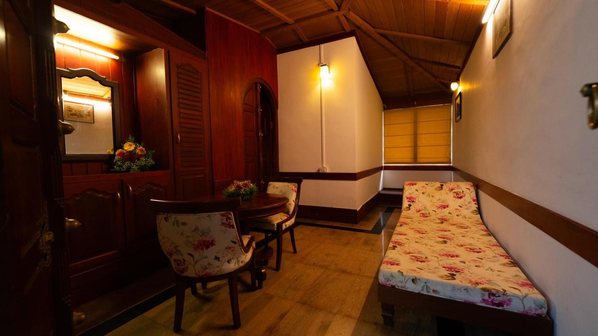Hotel Westwood Riverside Munnar