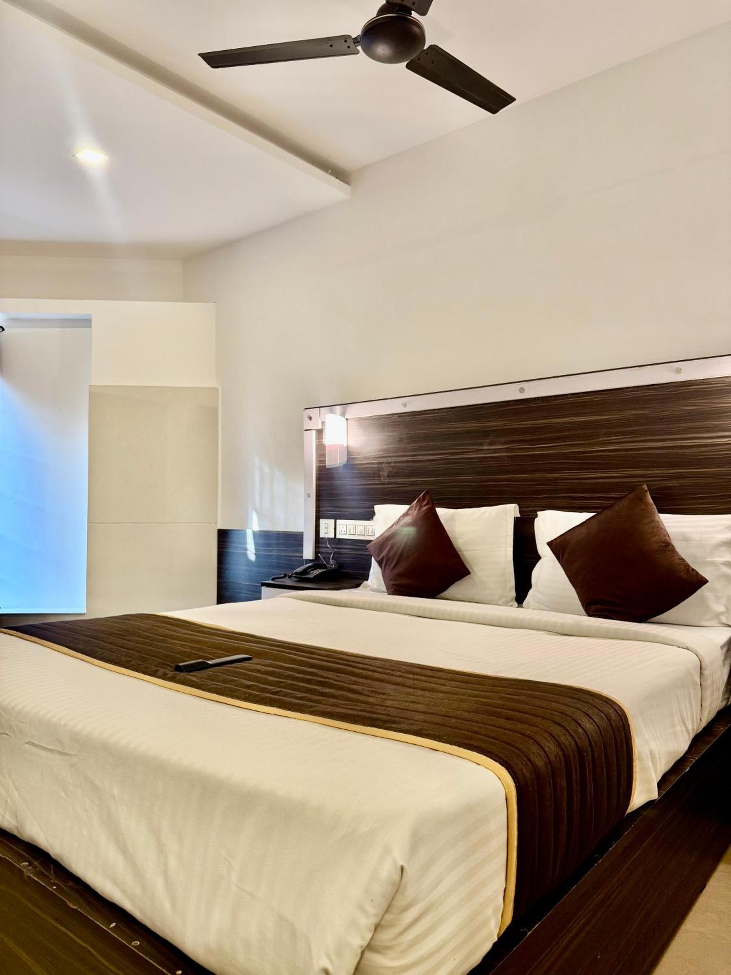 Skylark Holidays 2*