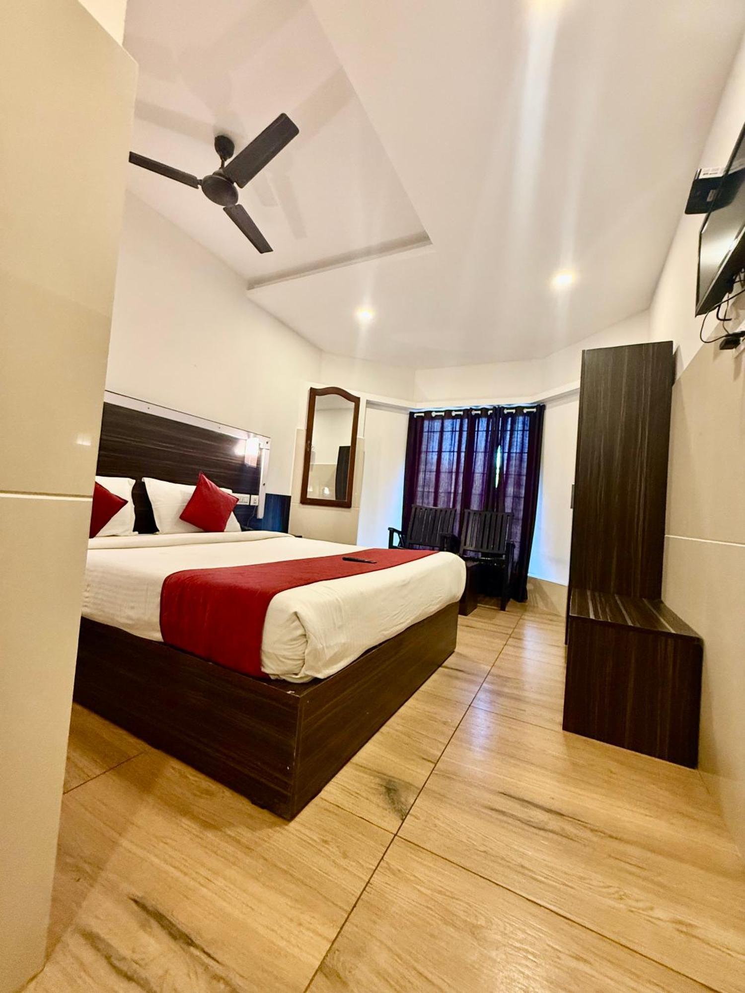 Skylark Holidays 2*