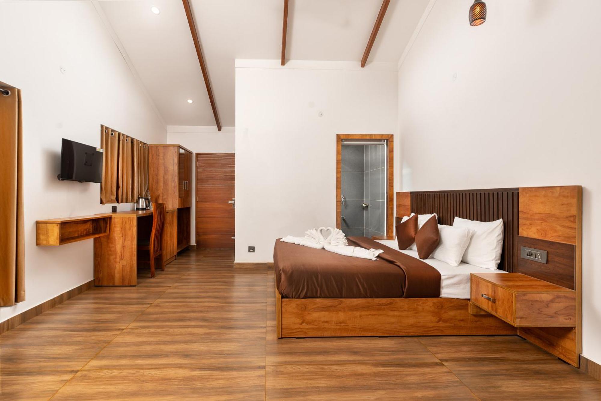 Tealawn Pool Villa, Bed & Breakfast Munnar