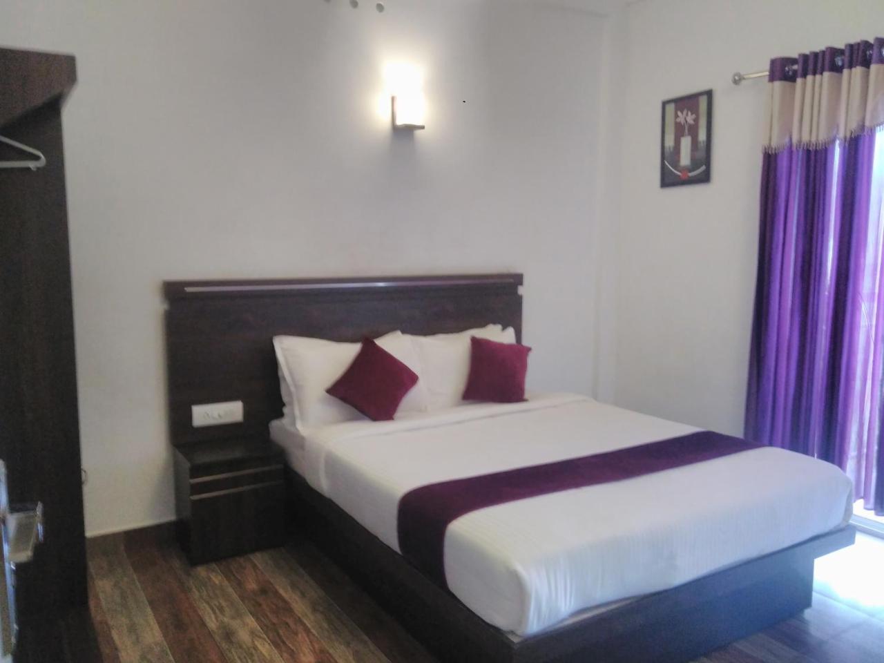 Landy Queen Bed & Breakfast Munnar